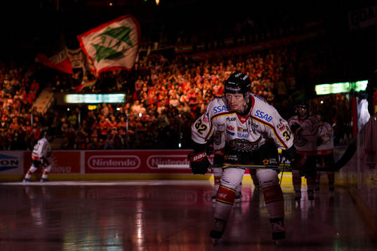 Luleås Lennart Petrell laddar innan nedsläpp i semifinal