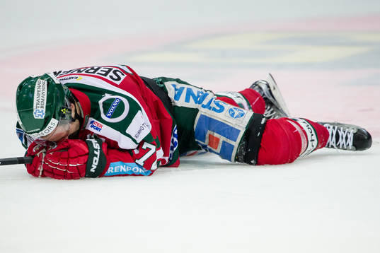 Frölundas Patrik Carlsson liggande