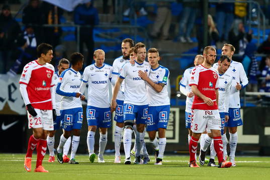 Norrköpings Arnor Ingvi Traustason klappar om målgörare