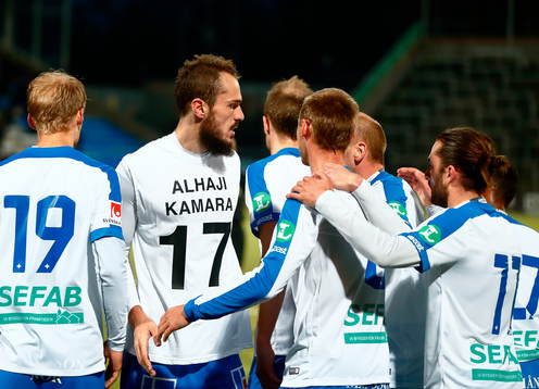 Norrköpings Emir Kujovic med Alhaji Kamar på bröstet