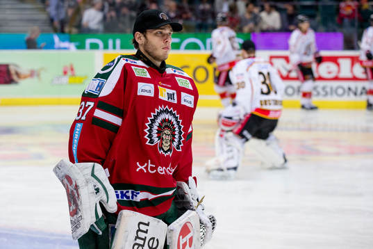 Frölundas målvakt Johan Gustafsson i periodpaus