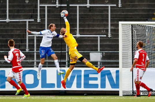 Norrköpings Andreas Johansson och Kalmars målvakt Ole