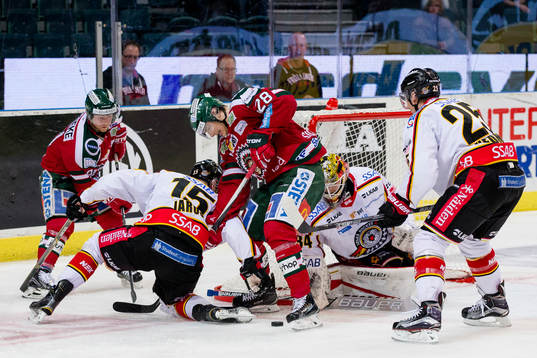 Frölundas Johan Sundström och Ryan Lasch i kamp om pucken