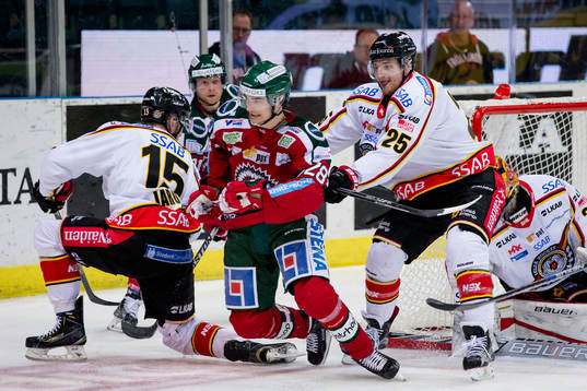 Luleås Anton Hedman tacklar Frölundas Johan Sundström