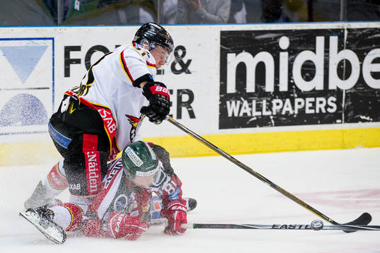 Luleås Ilari Melart vinner puck