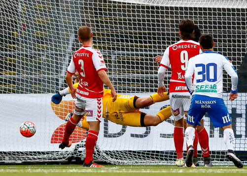 Norrköpings Nikola Tkalcic gör mål 1-0 förbi målvakt