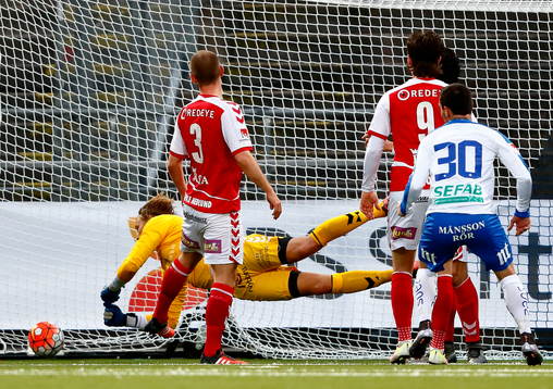 Norrköpings Nikola Tkalcic gör mål 1-0 förbi målvakt