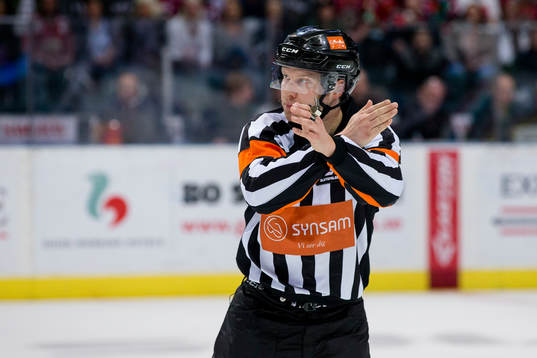 Domare Aleksi Rantala signalerar för slashing