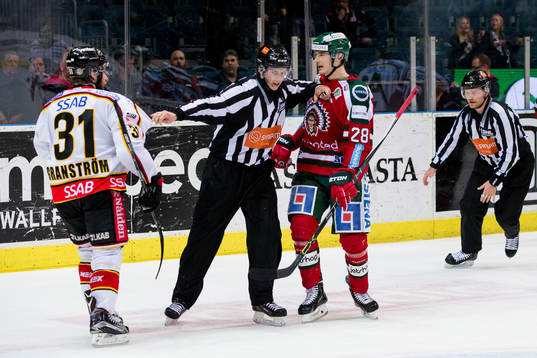 En linjedomare särar på Luleås Jonathan Granström och