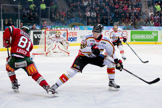 Frölundas Ryan Lasch dribblar bort Luleås Peter Cehlarik