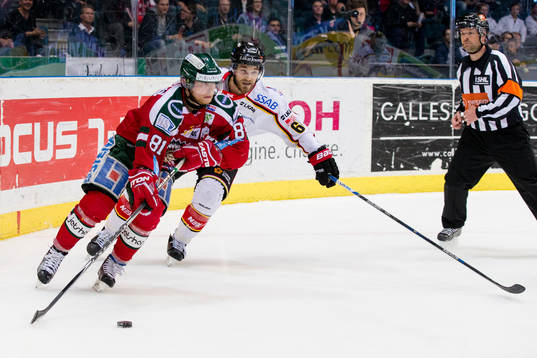 Frölundas Ryan Lasch före Luleås Craig Schira