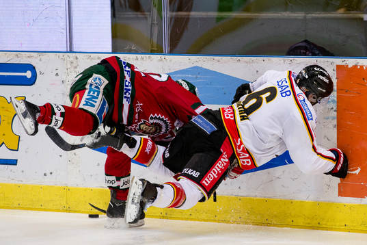 Frölundas Artturi Lehkonen i kamp om pucken med Luleås