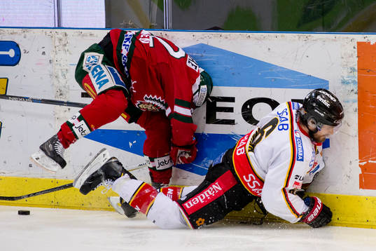 Frölundas Artturi Lehkonen i kamp om pucken med Luleås