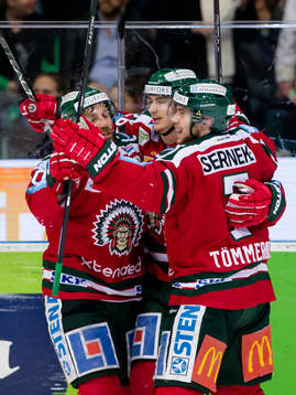 Frölundas Johan Sundström jublar och omfamnas av Joel
