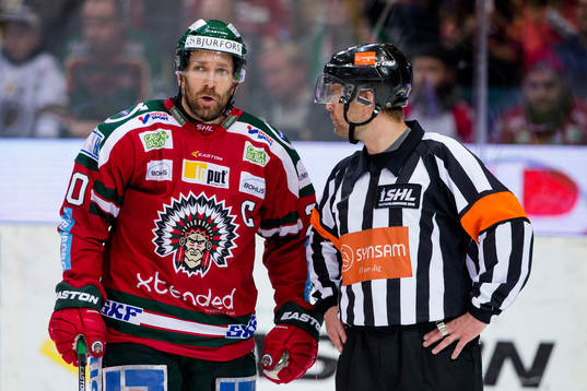 Frölundas Joel Lundqvist pratar med Domare Patrik Sjöberg