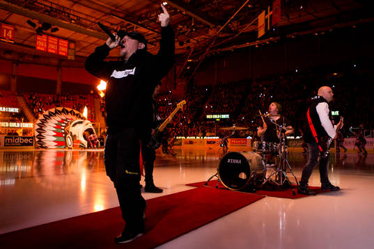 Rockbandet Lillasyster sjunger Frölundas introlåt innan