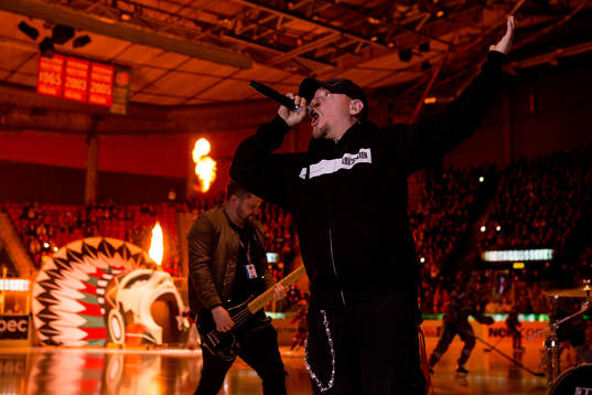 Rockbandet Lillasyster sjunger Frölundas introlåt innan