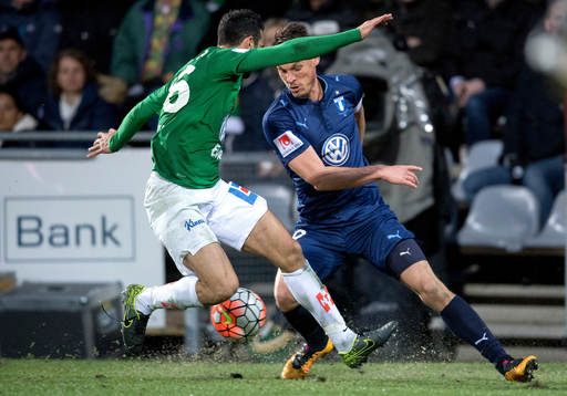 Jönköpings André Calisir försvarar mot Malmö FFs