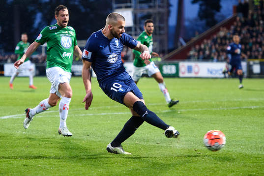 Malmö FFs Guillermo Molins skjuter mot mål