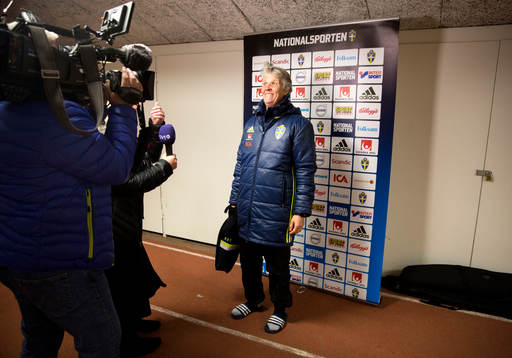 Sveriges förbundskapten Pia Sundhage spexar med TV
