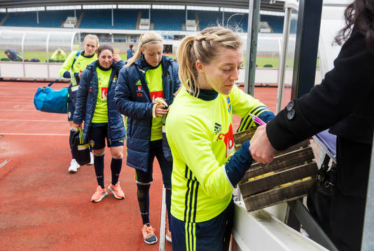 Sveriges Linda Sembrant skriver autografer