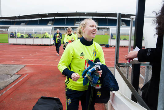 Sveriges målvakt Hedvig Lindahl skriver en autograf