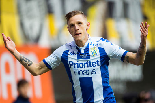 IFK Göteborgs Sören Rieks hejar på publiken