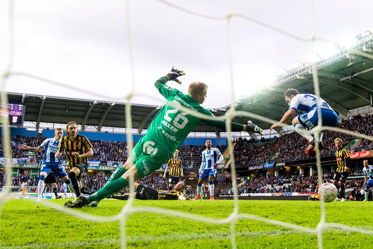 IFK Göteborgs Sören Rieks gör 1-0 bakom Häckens