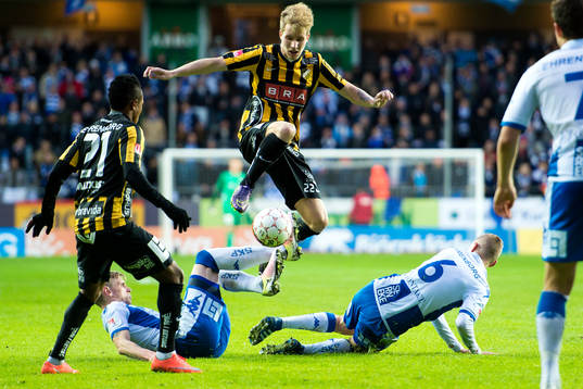 Häckens Samuel Gustafson hoppar över IFK Göteborgs