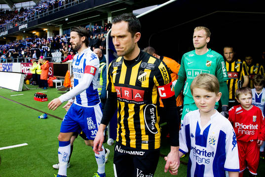 Lagen marscherar in med IFK Göteborgs Mattias Bjärsmyr