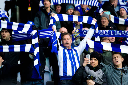 IFK Göteborgs supportrar med halsdukar