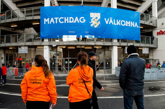 Två informatörer framför Gamla Ullevi