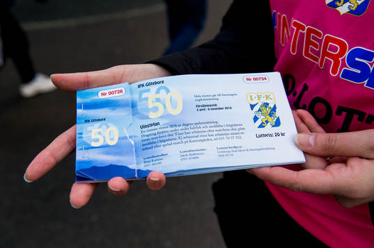 En funktionär håller ett block med 50/50 lotter