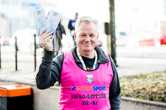 En funktionär med ett block 50-50 lotter