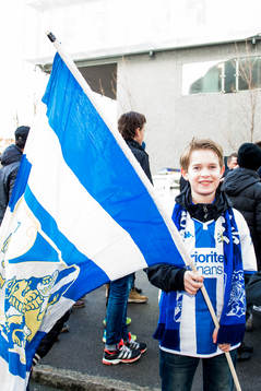En ung IFK Göteborg supporter med flagga