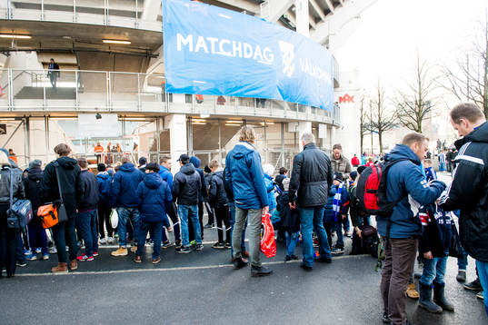 Ungdomar köar till insläppet till fotbollsmatchen i