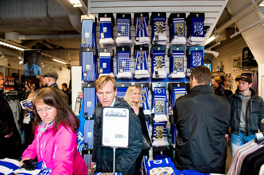 Besökare i IFK Göteborgs shop tittar på varorna