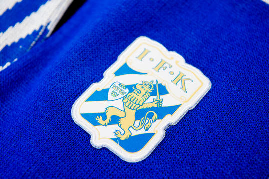 IFK Göteborgs klubblogotype på en halsduk i shopen