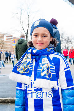 En ung IFK Göteborg supporter med halsduk, matchtröja och