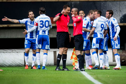 IFK Göteborgs spelare firar 1-0 samtidigt som Tobias