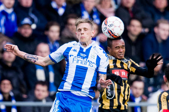 IFK Göteborgs Sören Rieks och Häckens Nasiru Mohammed