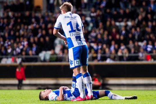 IFK Göteborgs Sören Rieks får hjälp med stretching av