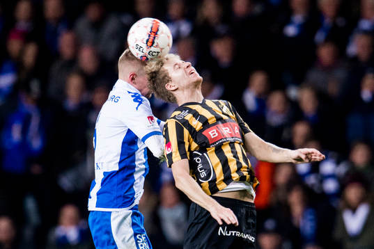 IFK Göteborgs Sören Rieks i nickduell med Häckens Samuel