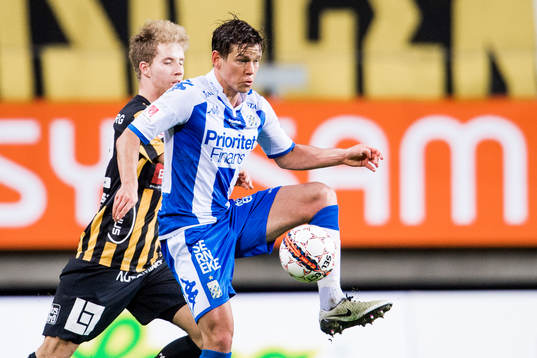 Häckens Samuel Gustafson jagar IFK Göteborgs Mads Albeck