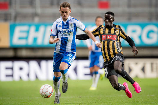 IFK Göteborgs Jakob Ankersen jagas av Häckens Demba Savage