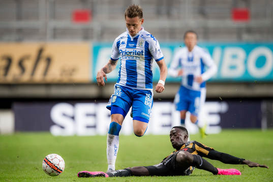 IFK Göteborgs Jakob Ankersen jagas av Häckens Demba Savage