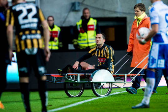 Häckens Martin Ericsson hjälps av planen på bår