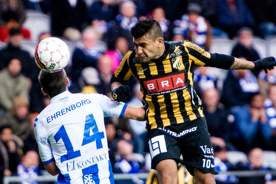 Häckens Paulo de Oliveira nickar undan framför IFK