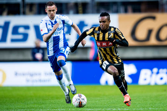 IFK Göteborgs Jakob Ankersen jagar Häckens Nasiru Mohammed