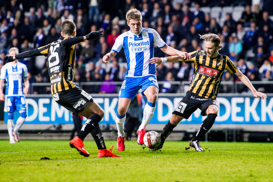 IFK Göteborgs Mikael Boman bevakas av Häckens Egzon